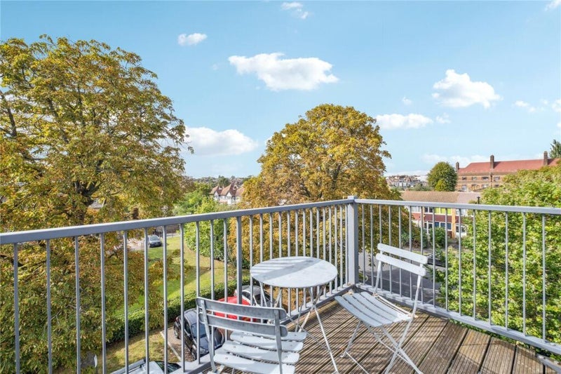 Room Belthorn Crescent in Greater London