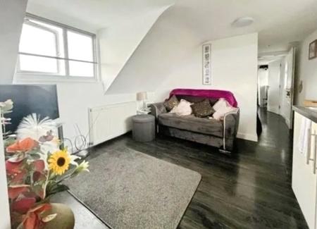 Flat Chesterfield Road in Borough of Spelthorne