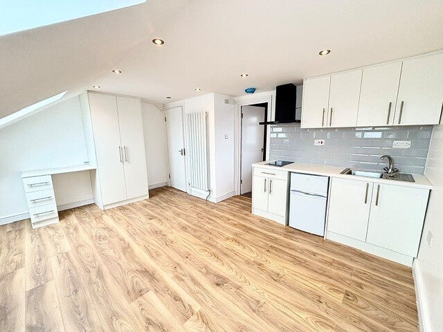 Flat Colworth Road in Greater London