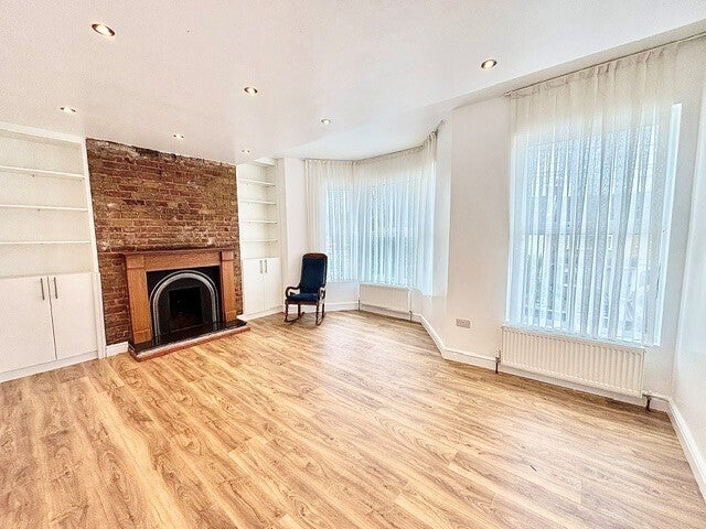 Flat Colworth Road in Greater London