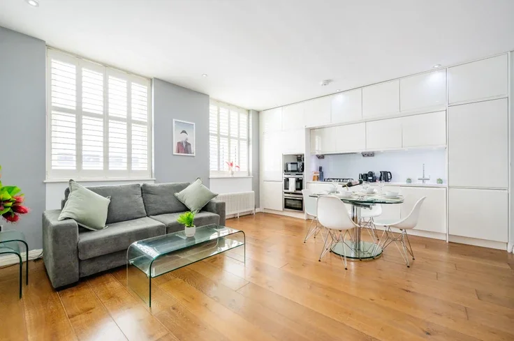 Flat Drury Lane in Greater London