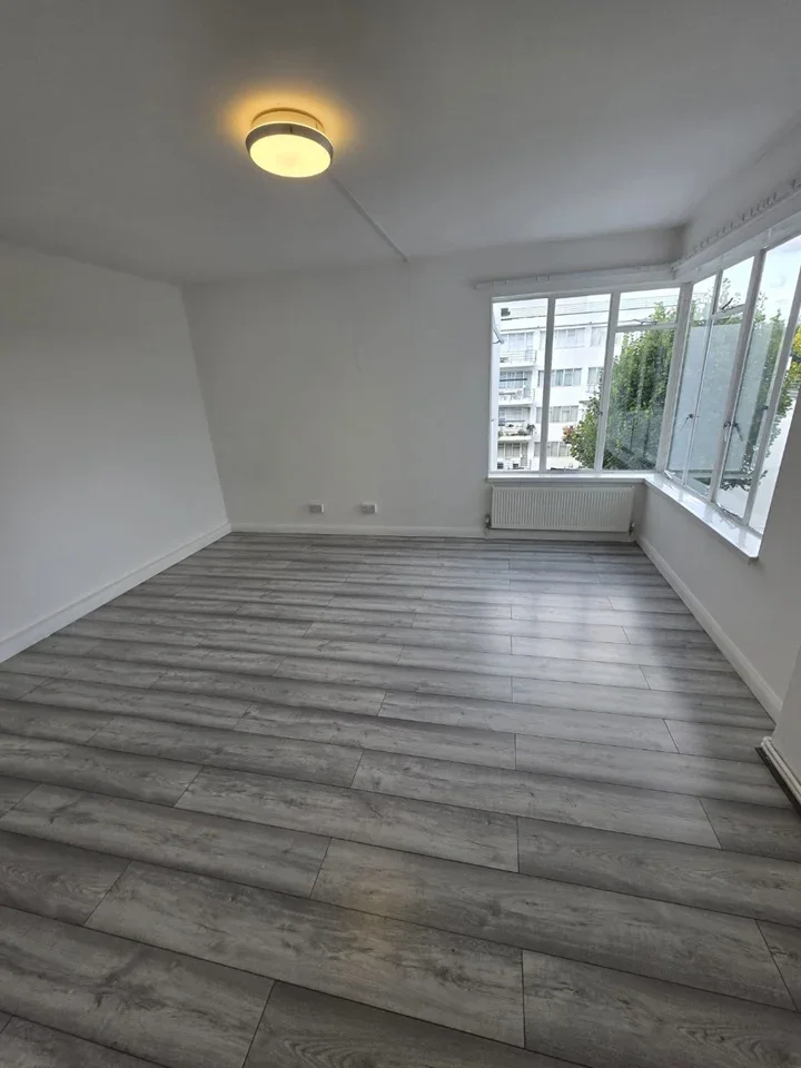Flat Pullman Court in Greater London