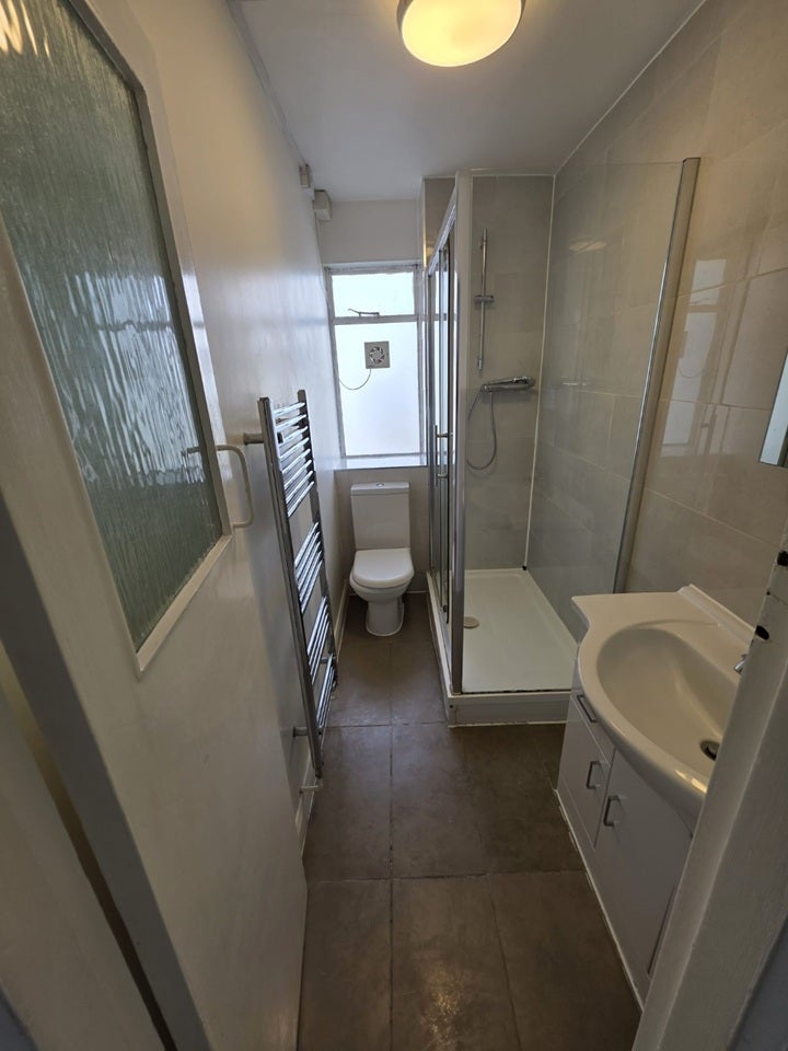 Flat Pullman Court in Greater London