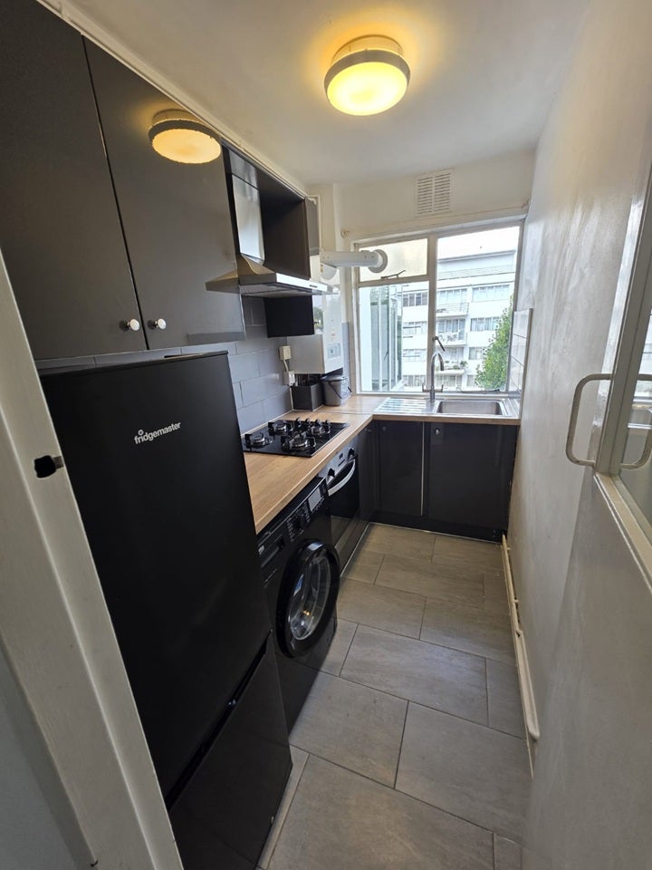 Flat Pullman Court in Greater London