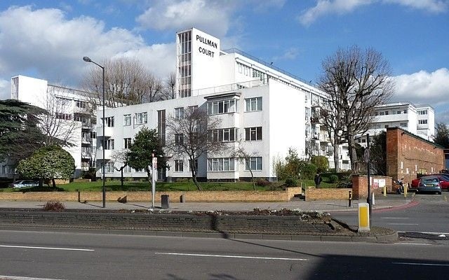 Flat Pullman Court in Greater London