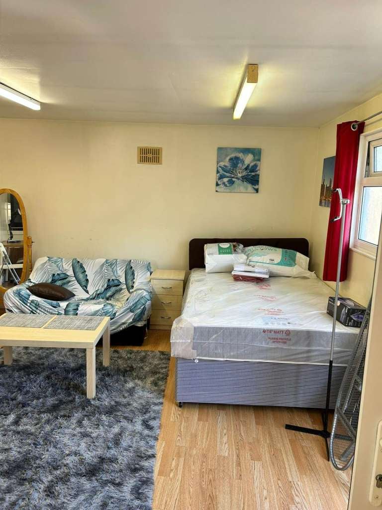 Flat Uppingham Avenue in Greater London