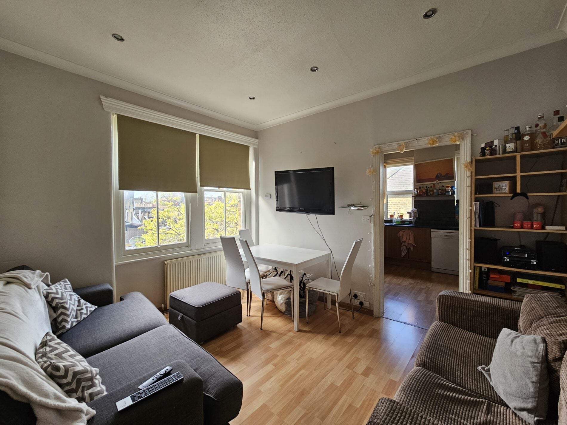 Flat Beaumont Crescent in Greater London