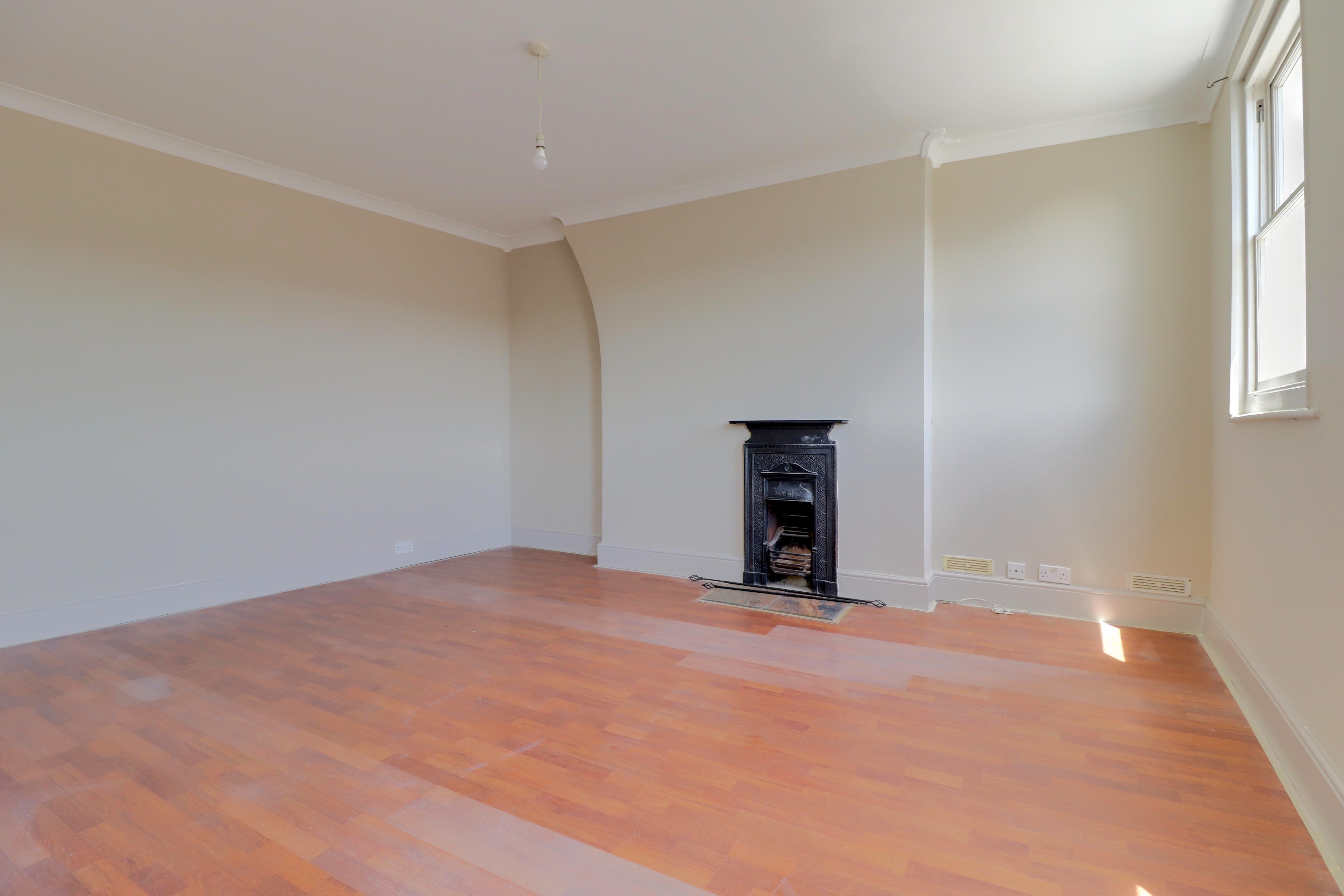Flat Round Hill Crescent in Brighton