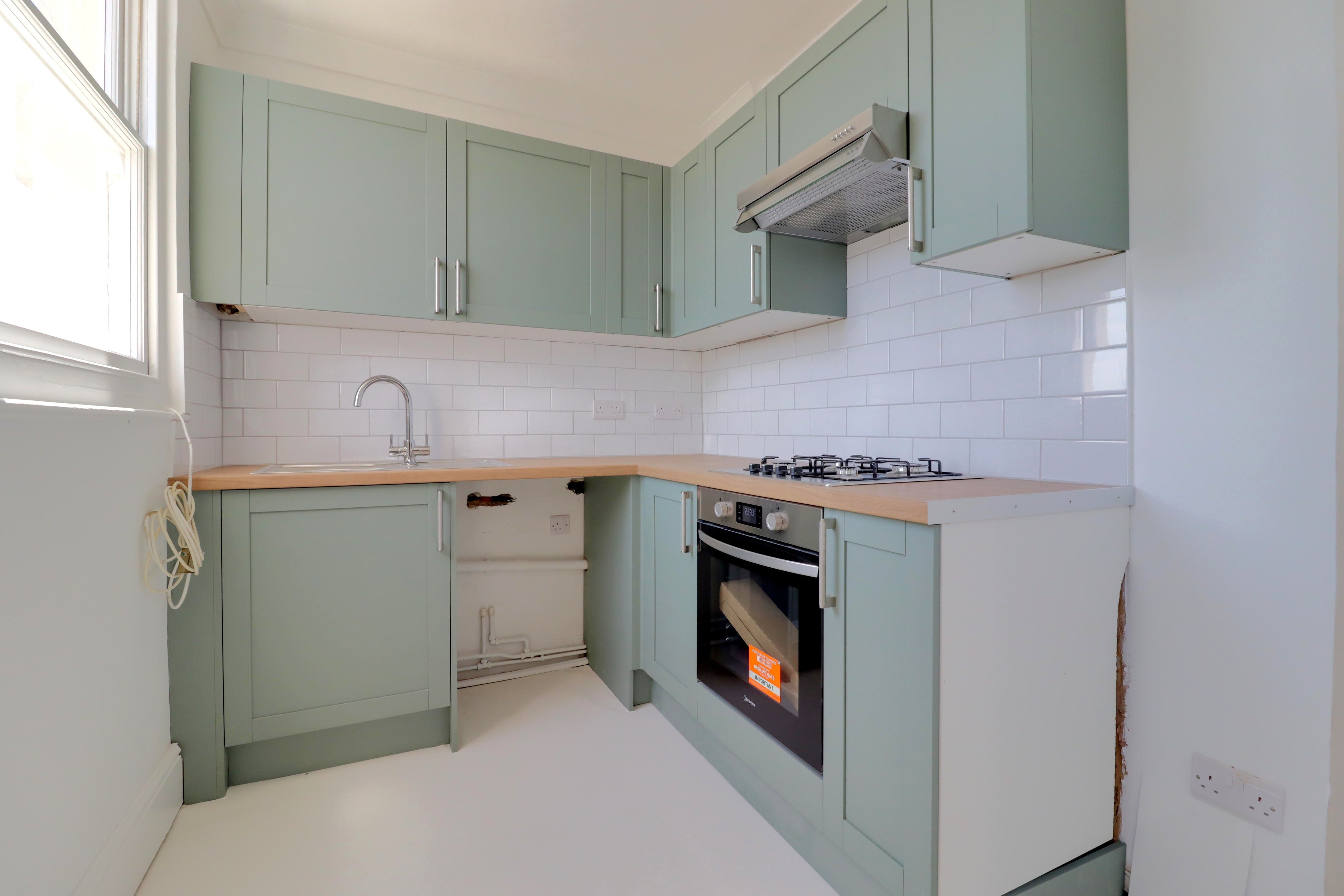 Flat Round Hill Crescent in Brighton