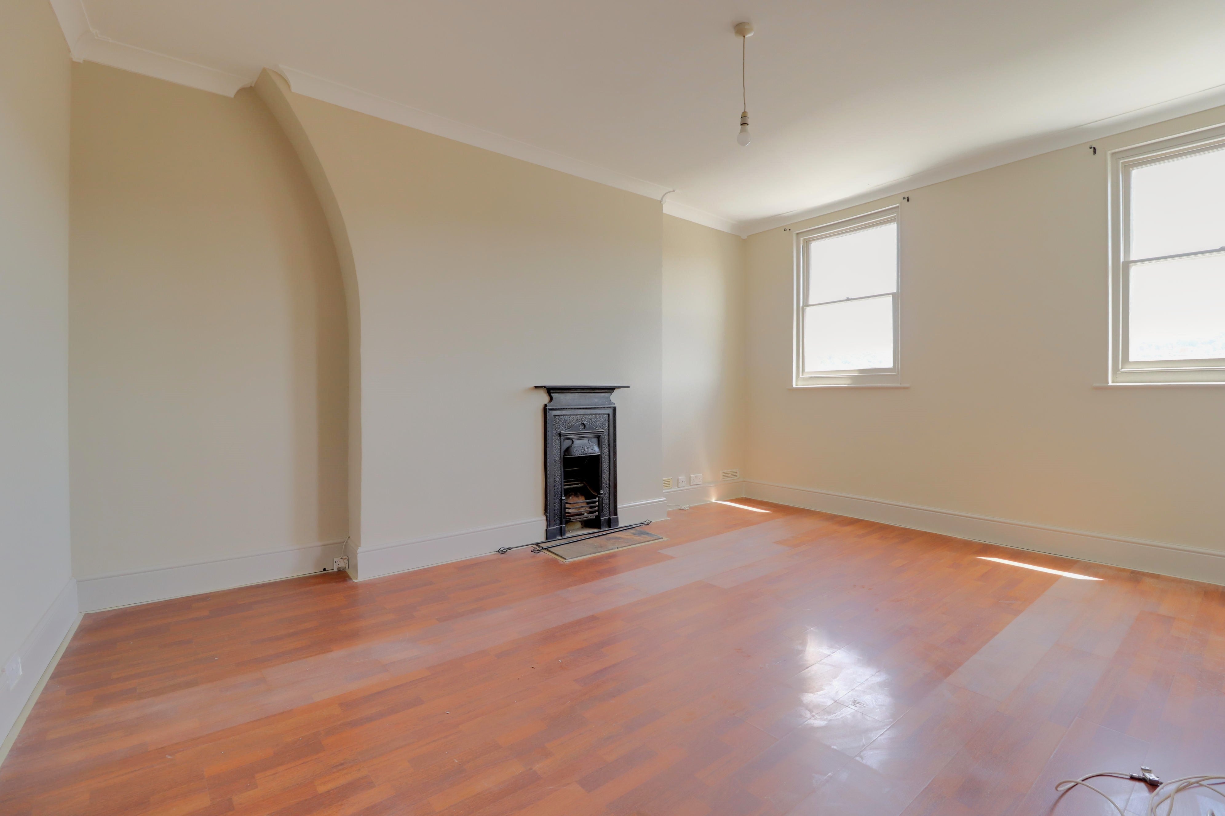 Flat Round Hill Crescent in Brighton