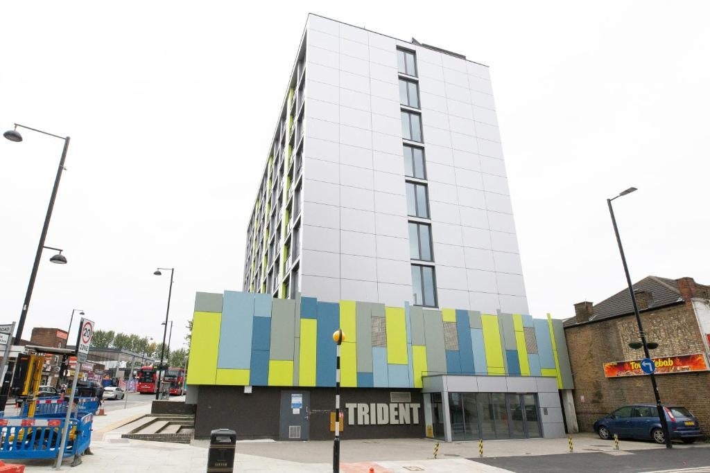 Flat Blyth Road in Greater London