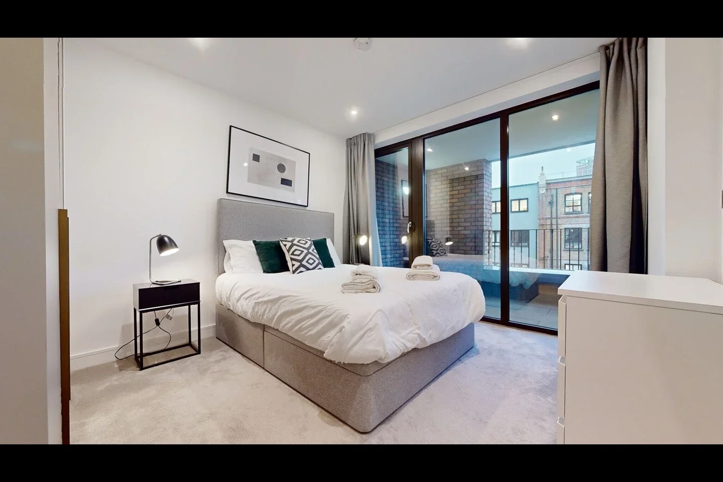 Flat Cremer Street in Greater London