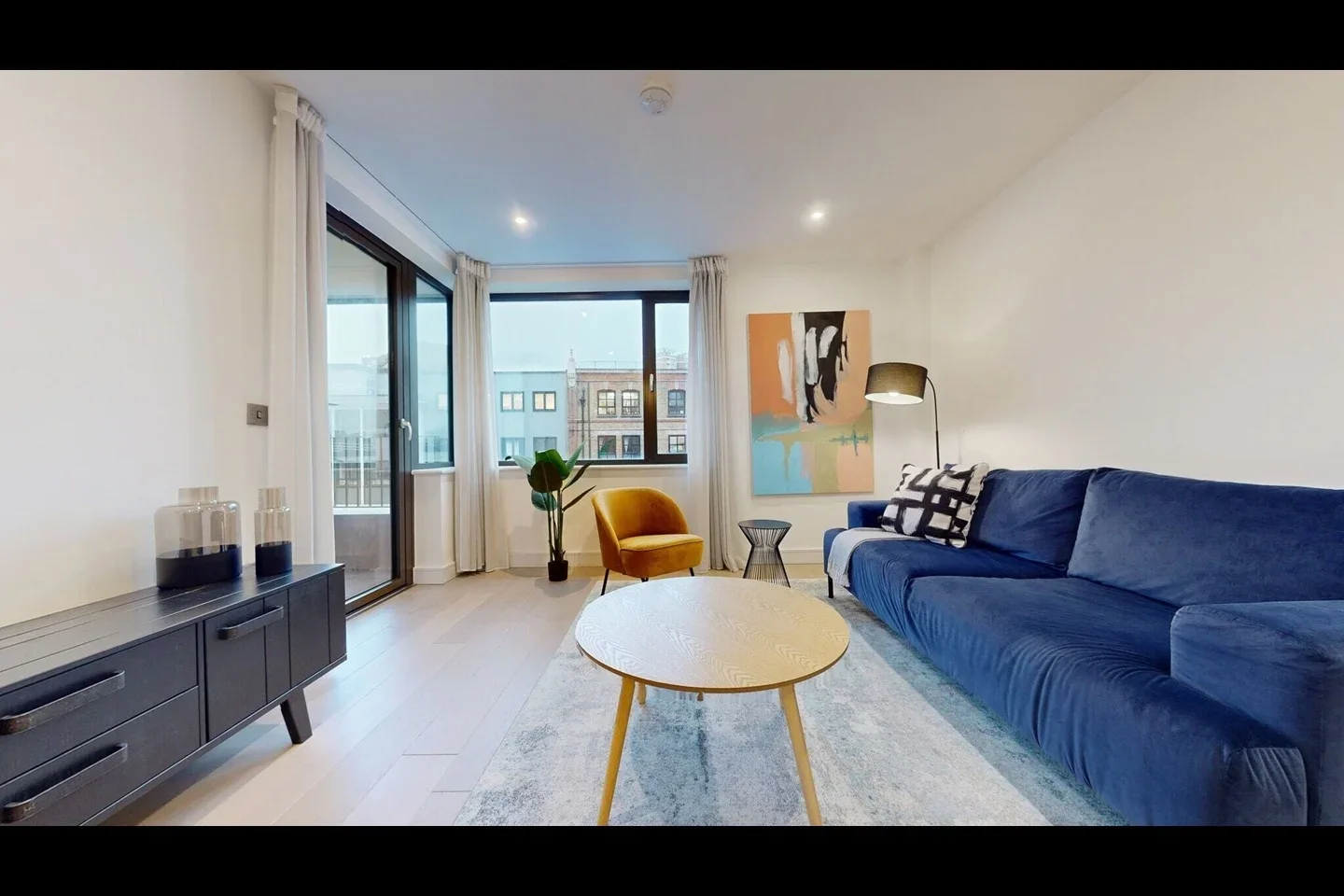 Flat Cremer Street in Greater London