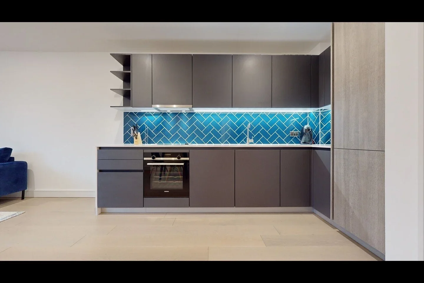 Flat Cremer Street in Greater London