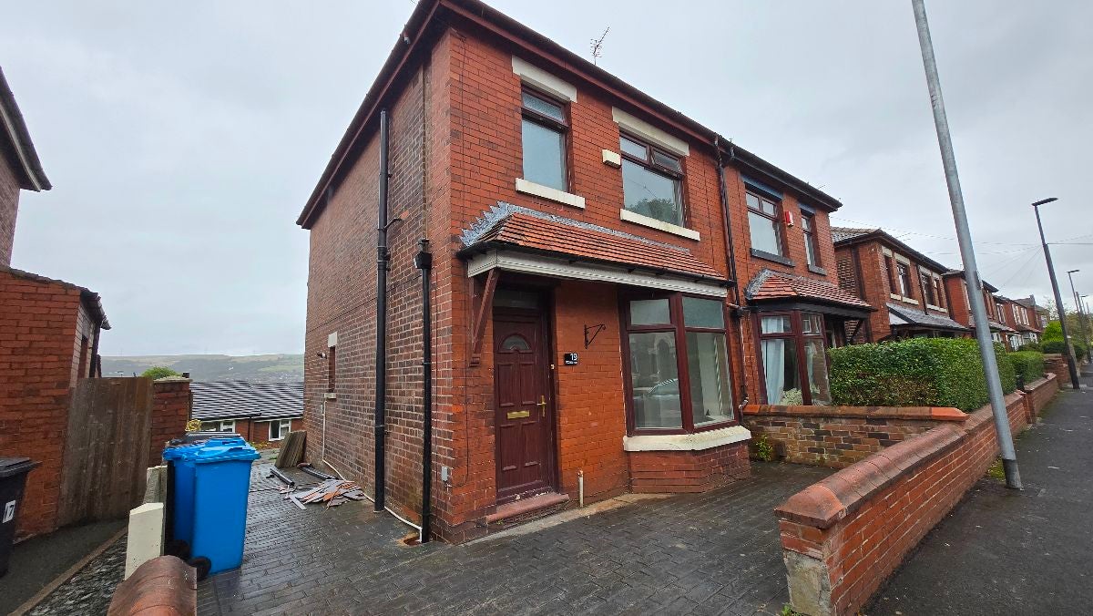 House Chamber Road in Shaw
