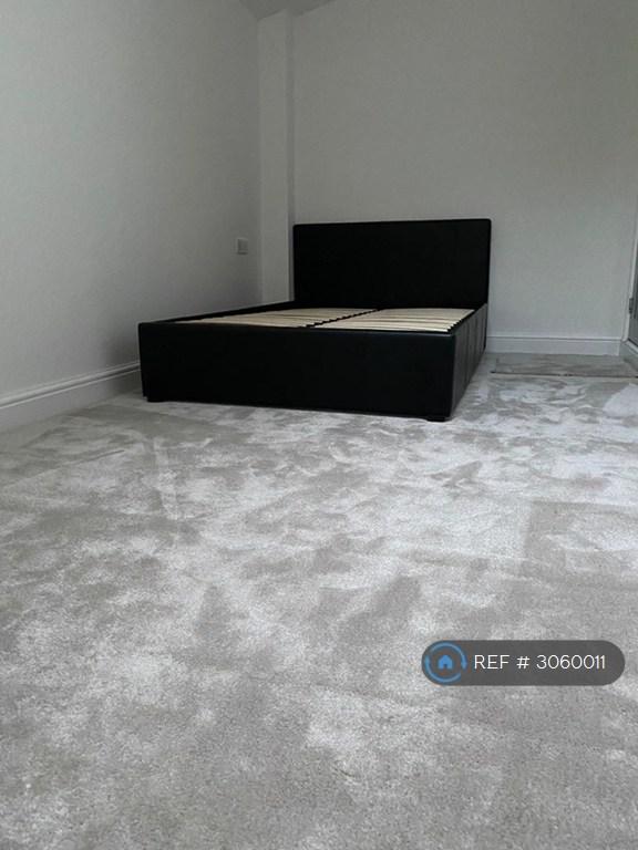 Flat Ainslie Wood Road in Greater London