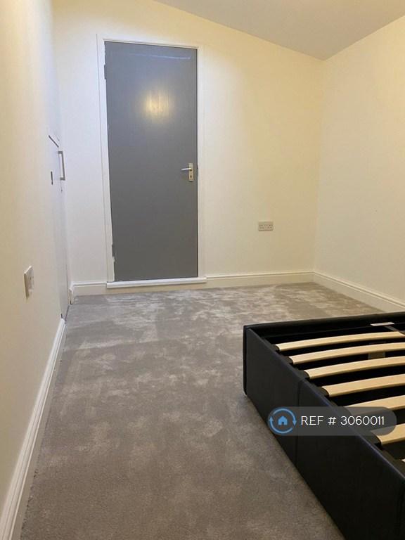 Flat Ainslie Wood Road in Greater London