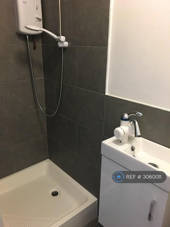 Flat Ainslie Wood Road in Greater London