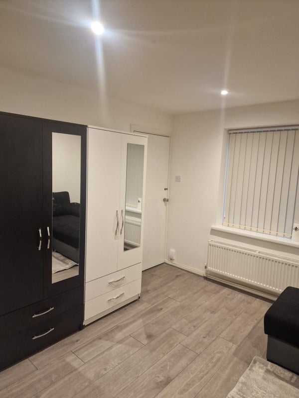 Room Beckett Lane in Crawley
