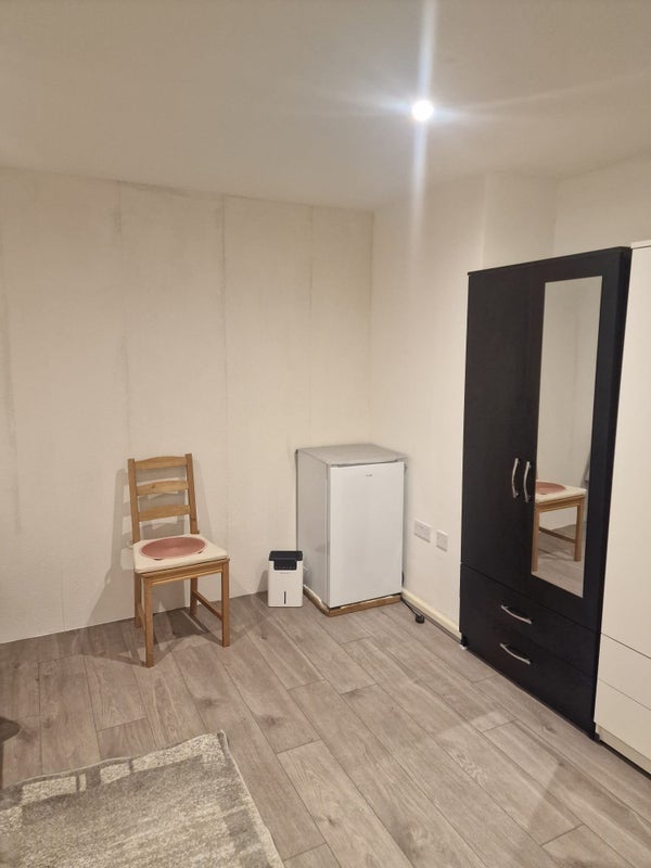 Room Beckett Lane in Crawley