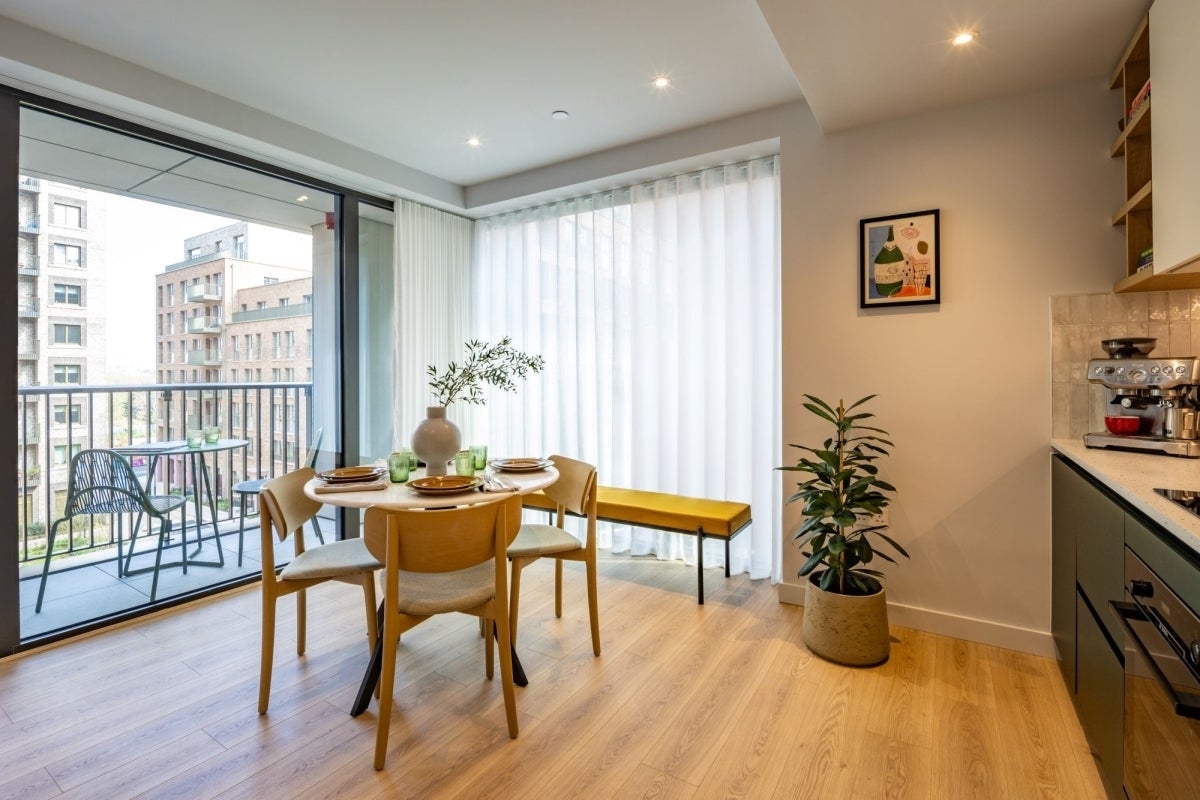 Flat Ribbon Lane in Greater London
