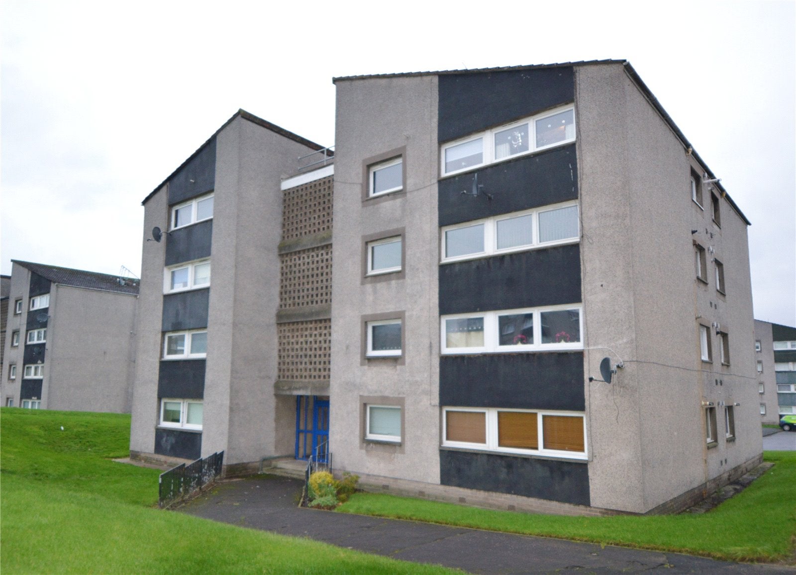 Flat Western Avenue in Rutherglen