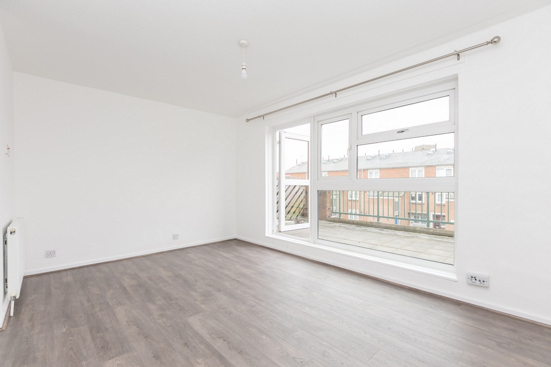 Flat Pellerin Road in Greater London