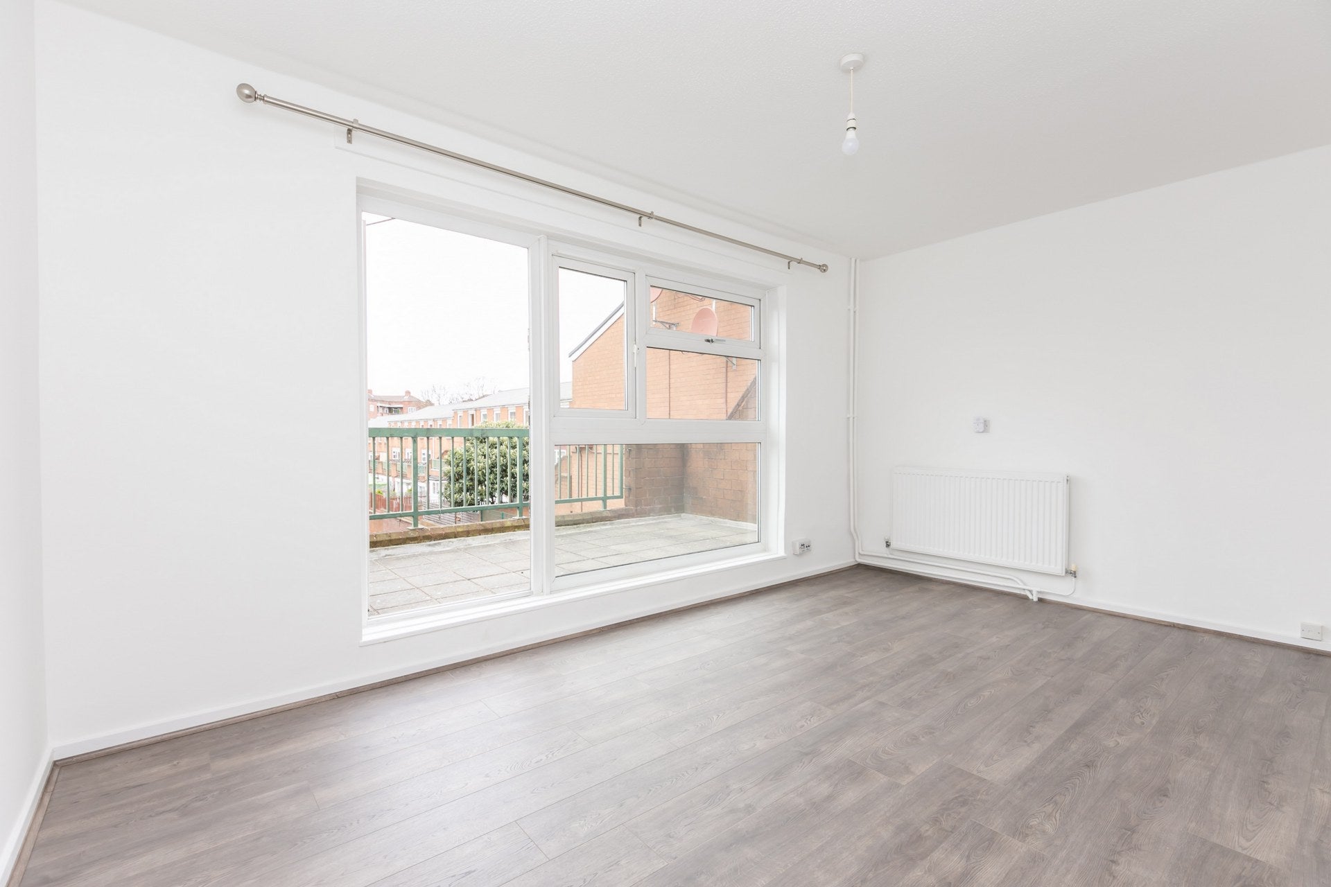 Flat Pellerin Road in Greater London