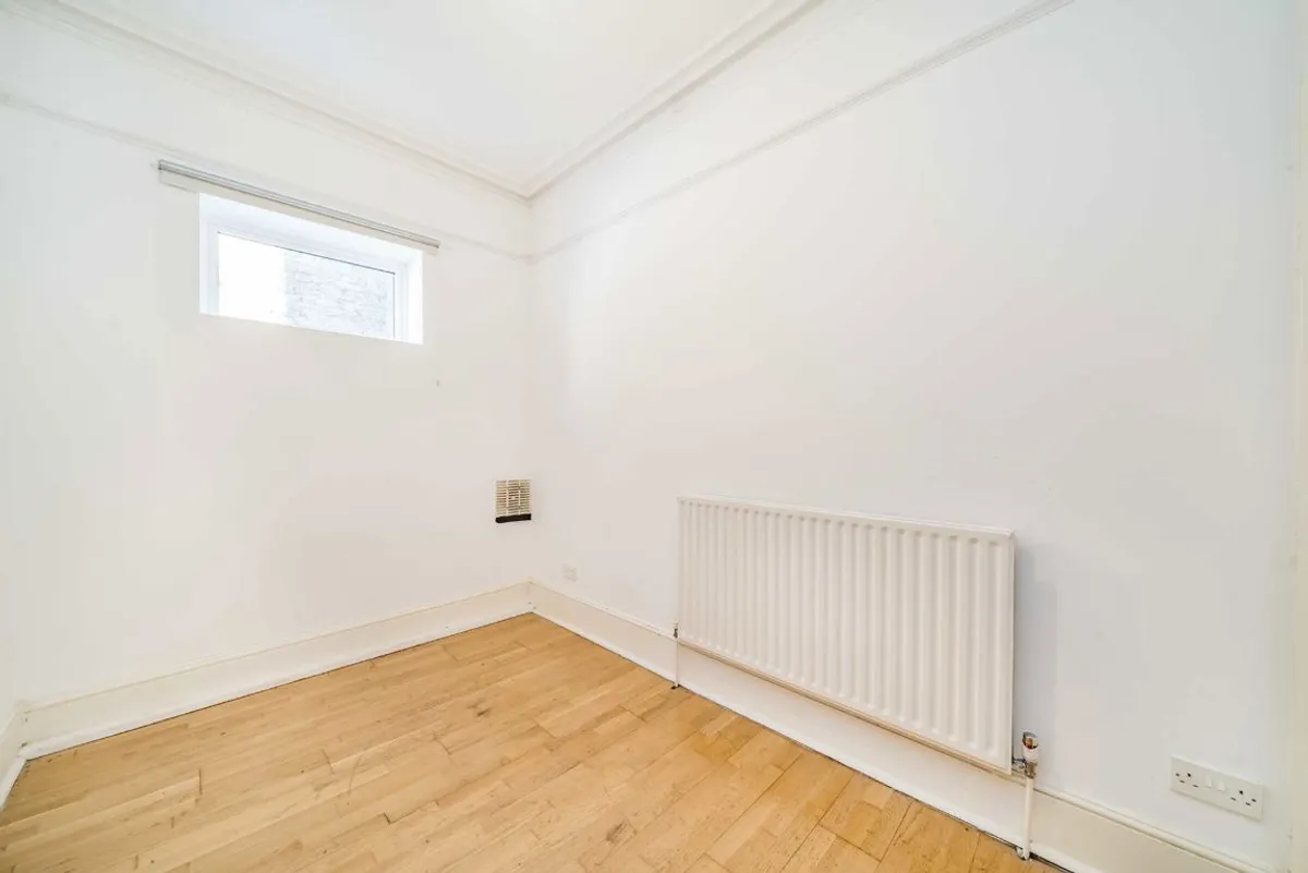 Flat Gleneldon Road in Greater London