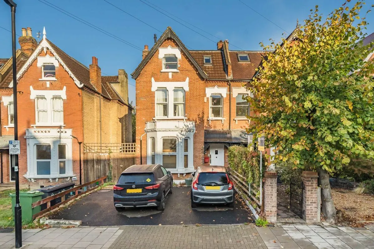 Flat Gleneldon Road in Greater London
