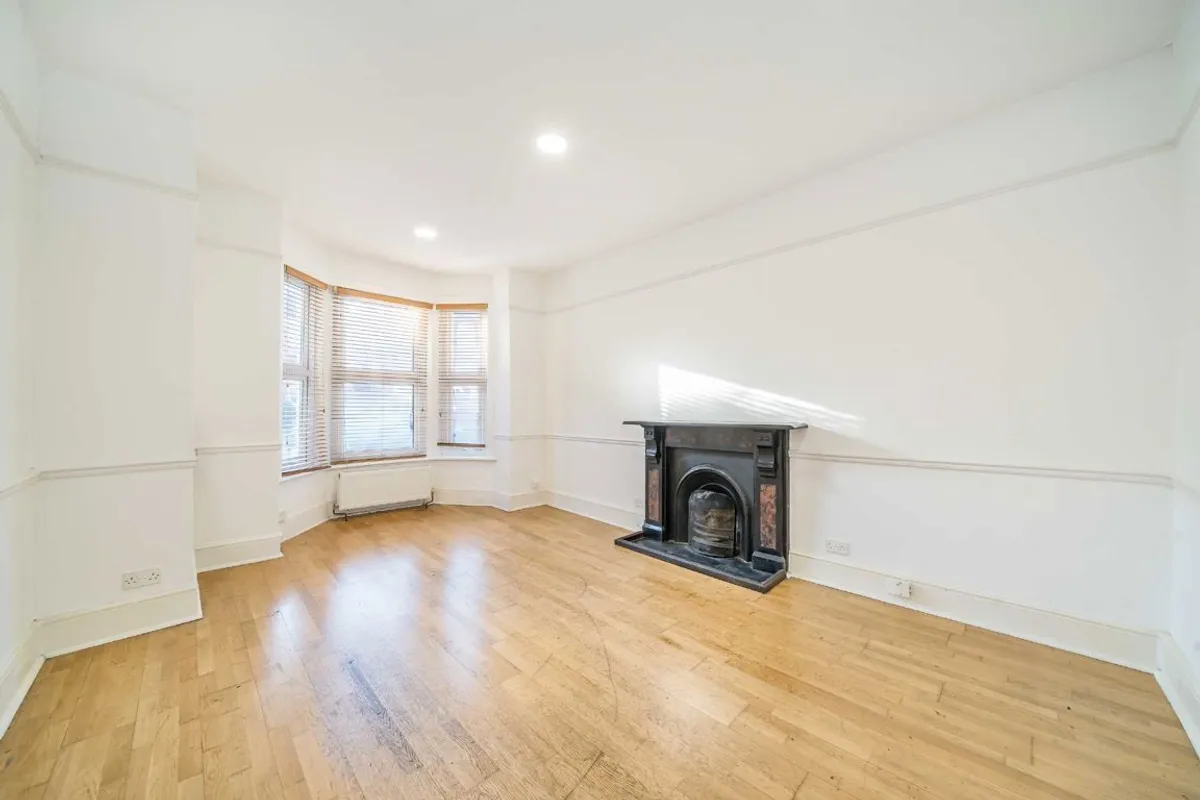 Flat Gleneldon Road in Greater London