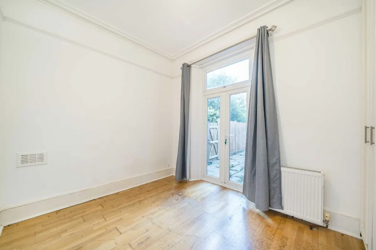 Flat Gleneldon Road in Greater London
