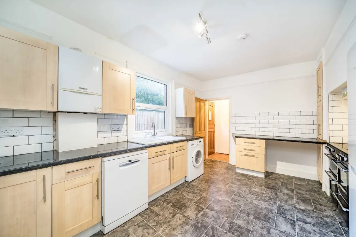 Flat Gleneldon Road in Greater London