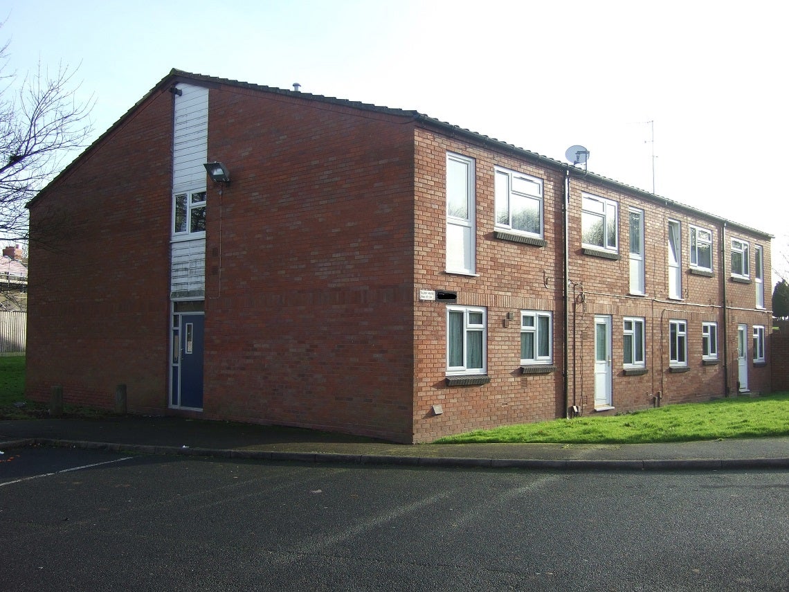 Flat Hailes Park Close in Wolverhampton