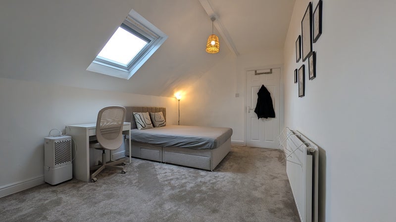 Room Back Rosemont Walk in Leeds