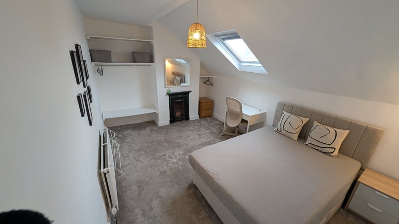 Room Back Rosemont Walk in Leeds