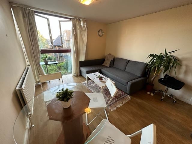Room Asher Way in Greater London