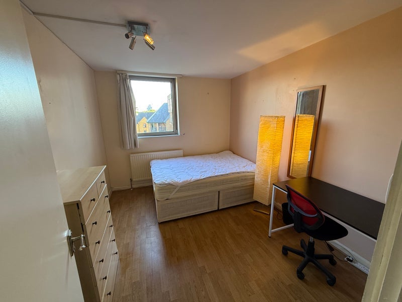 Room Asher Way in Greater London