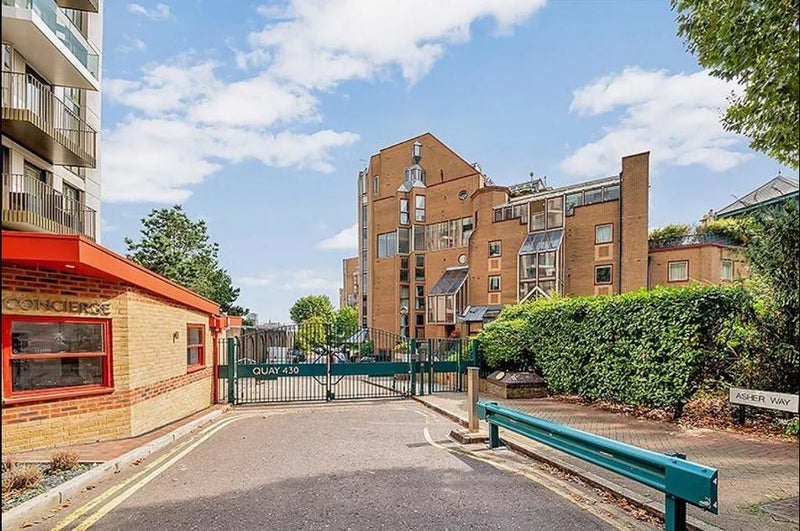 Room Asher Way in Greater London
