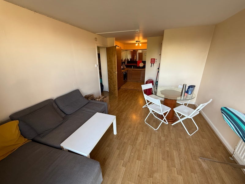 Room Asher Way in Greater London