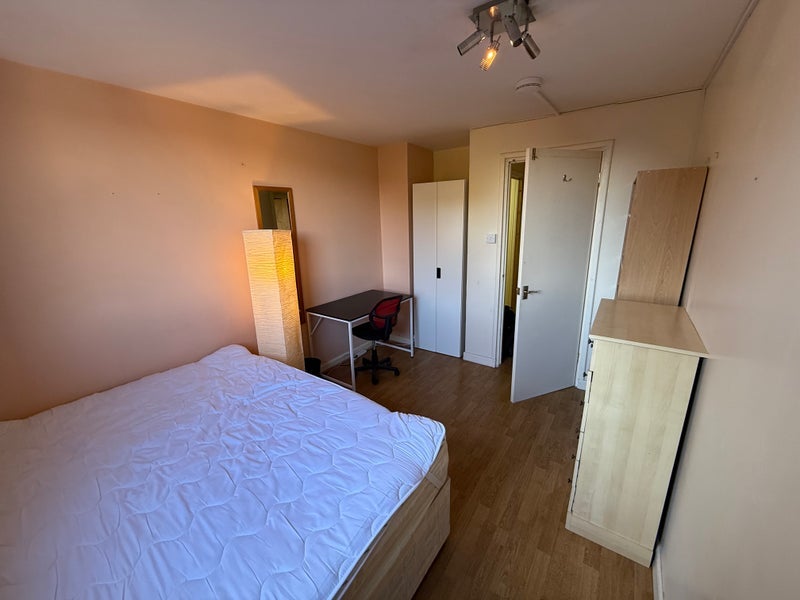 Room Asher Way in Greater London