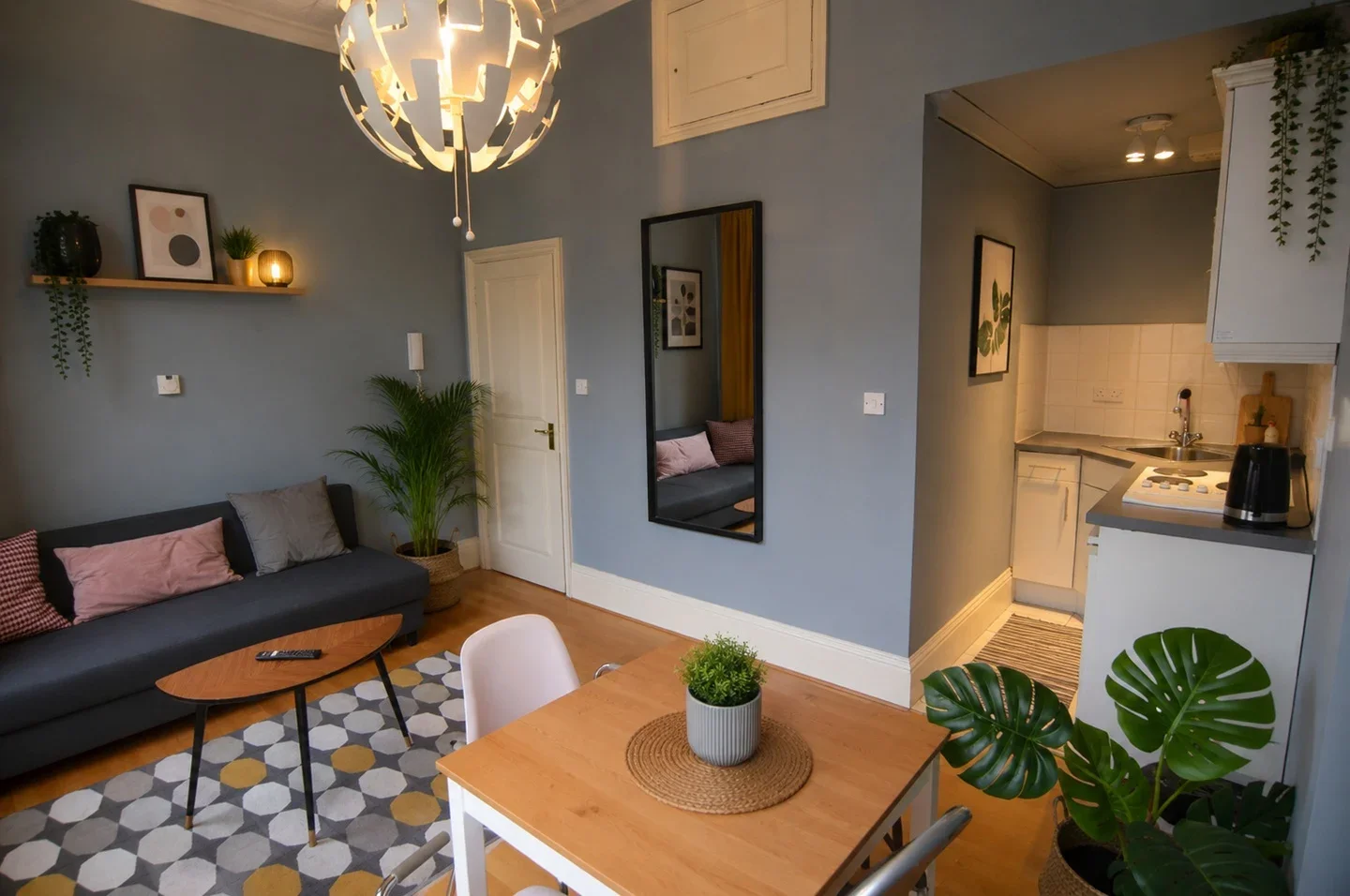 Flat Holland Park Gardens in Greater London