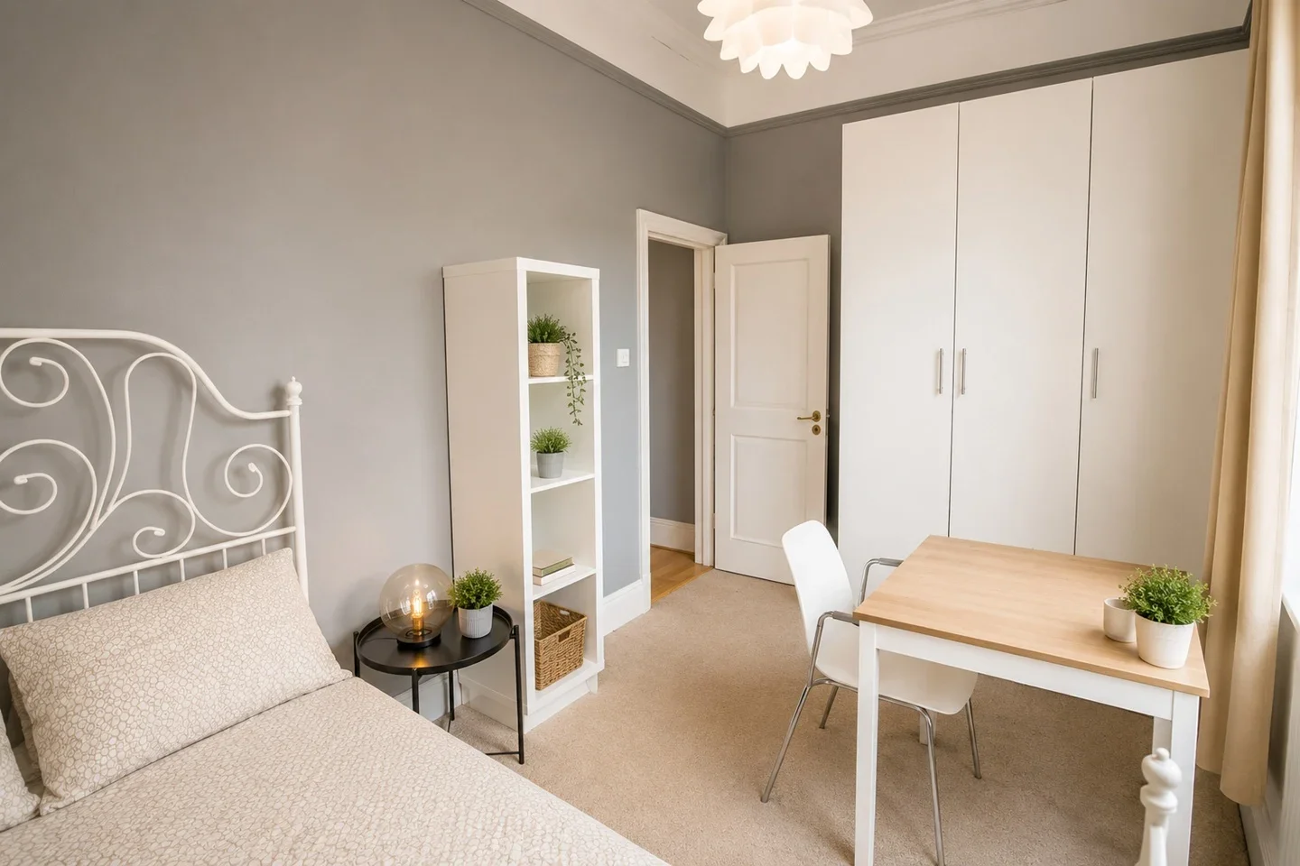 Flat Holland Park Gardens in Greater London