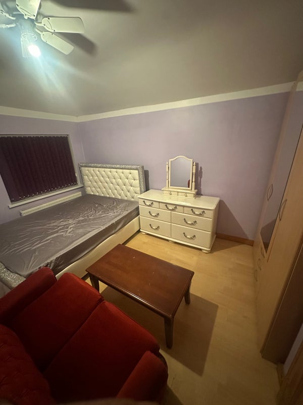 Room Cumberland Avenue in Slough
