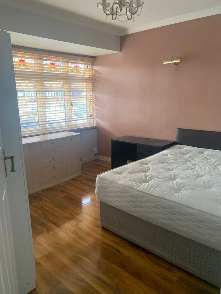 Room Stanley Avenue in Greater London