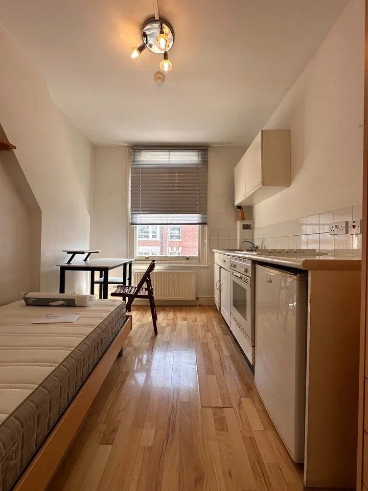 Room Wrights Lane in Greater London
