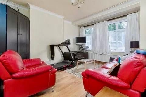 House Braemar Avenue in Greater London