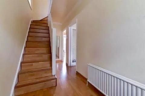 House Braemar Avenue in Greater London