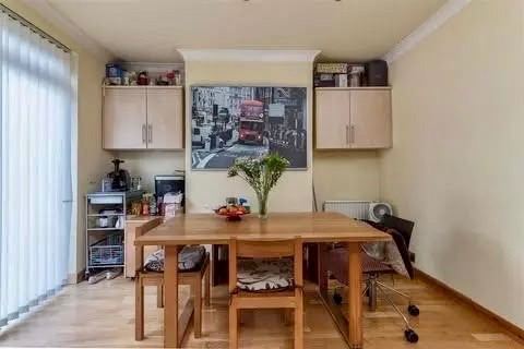House Braemar Avenue in Greater London