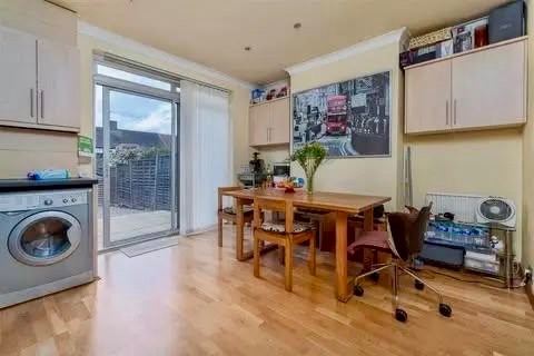 House Braemar Avenue in Greater London